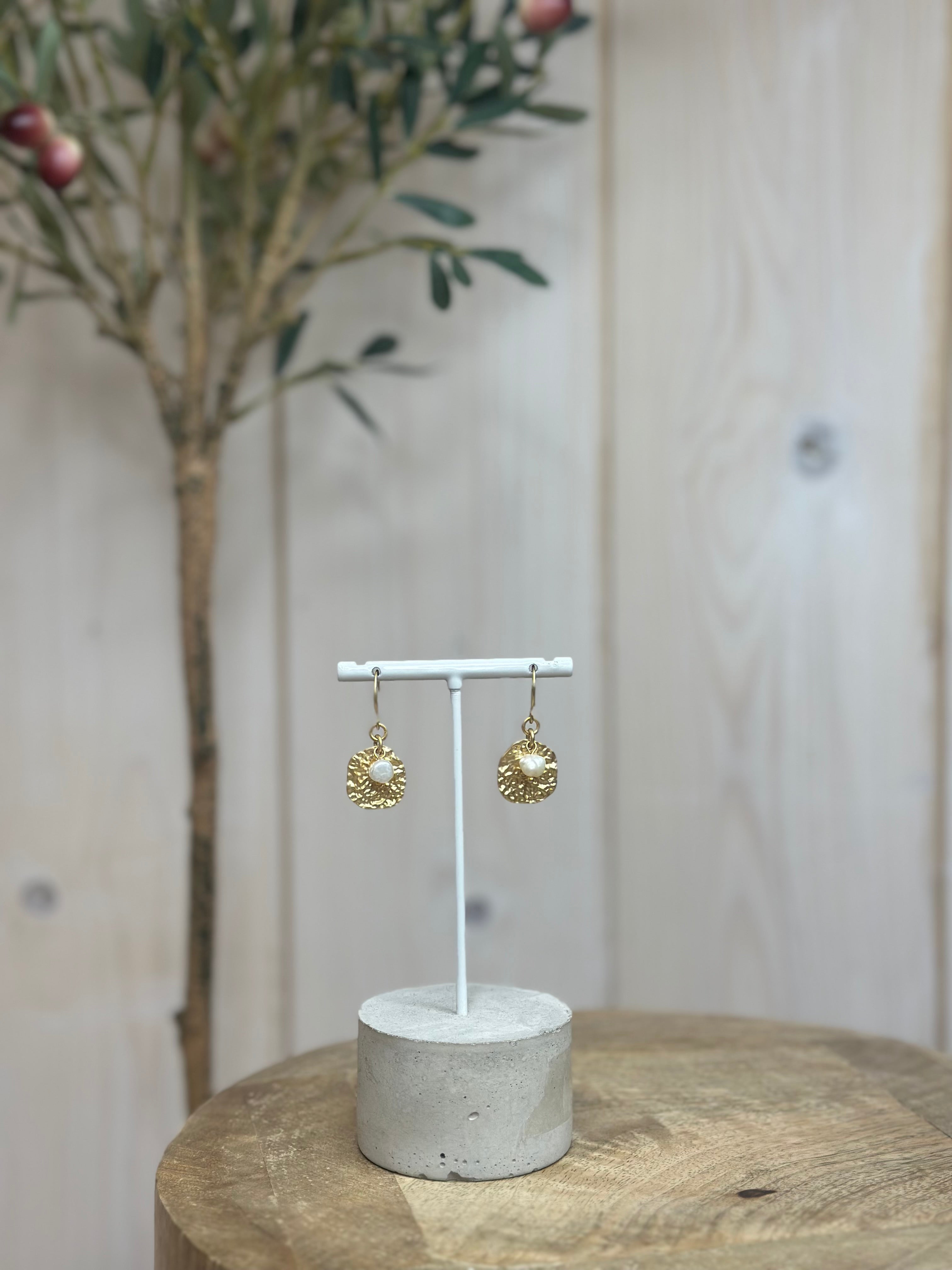 Textured round earrings with real pearl