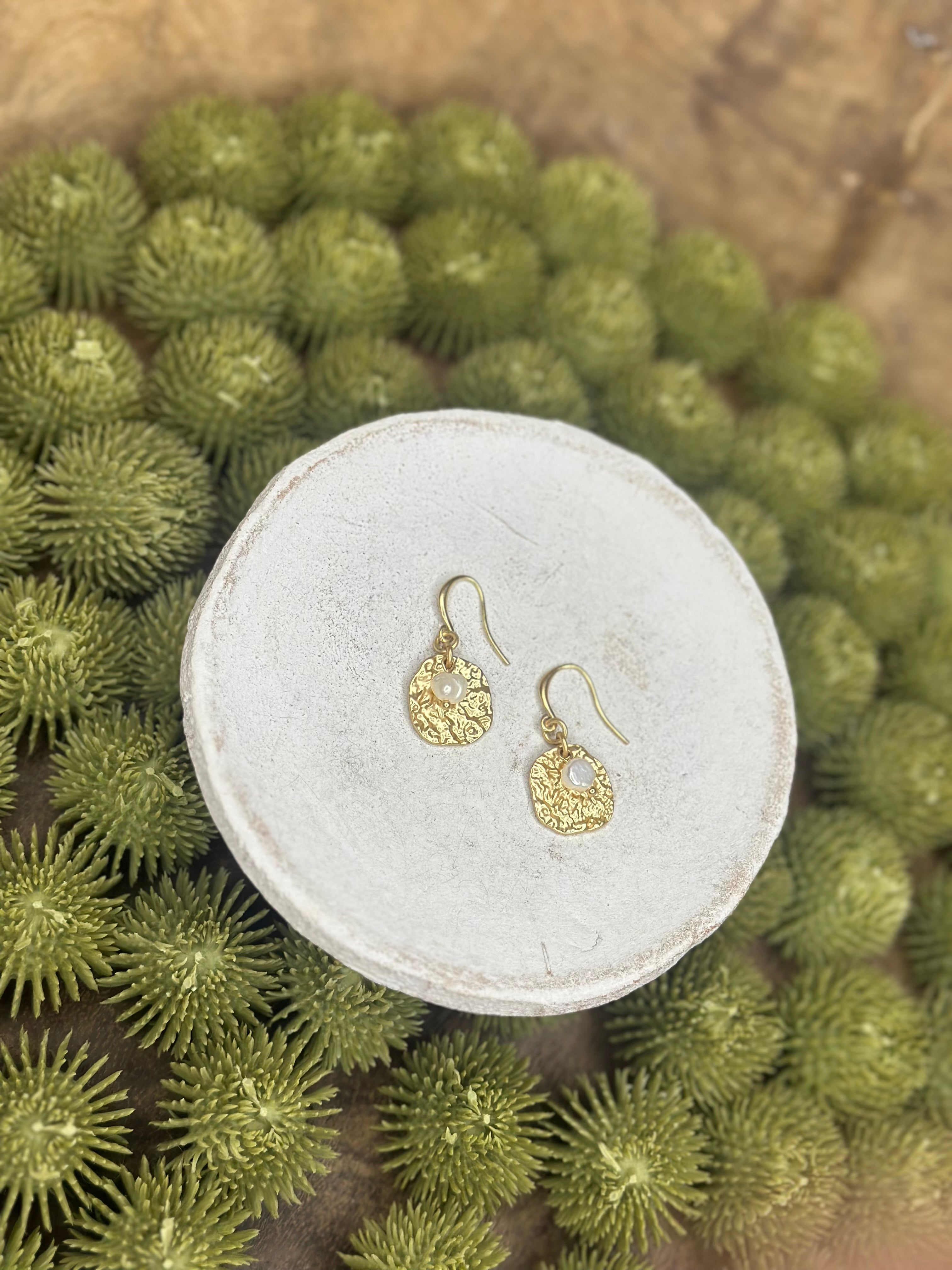 Textured round earrings with real pearl
