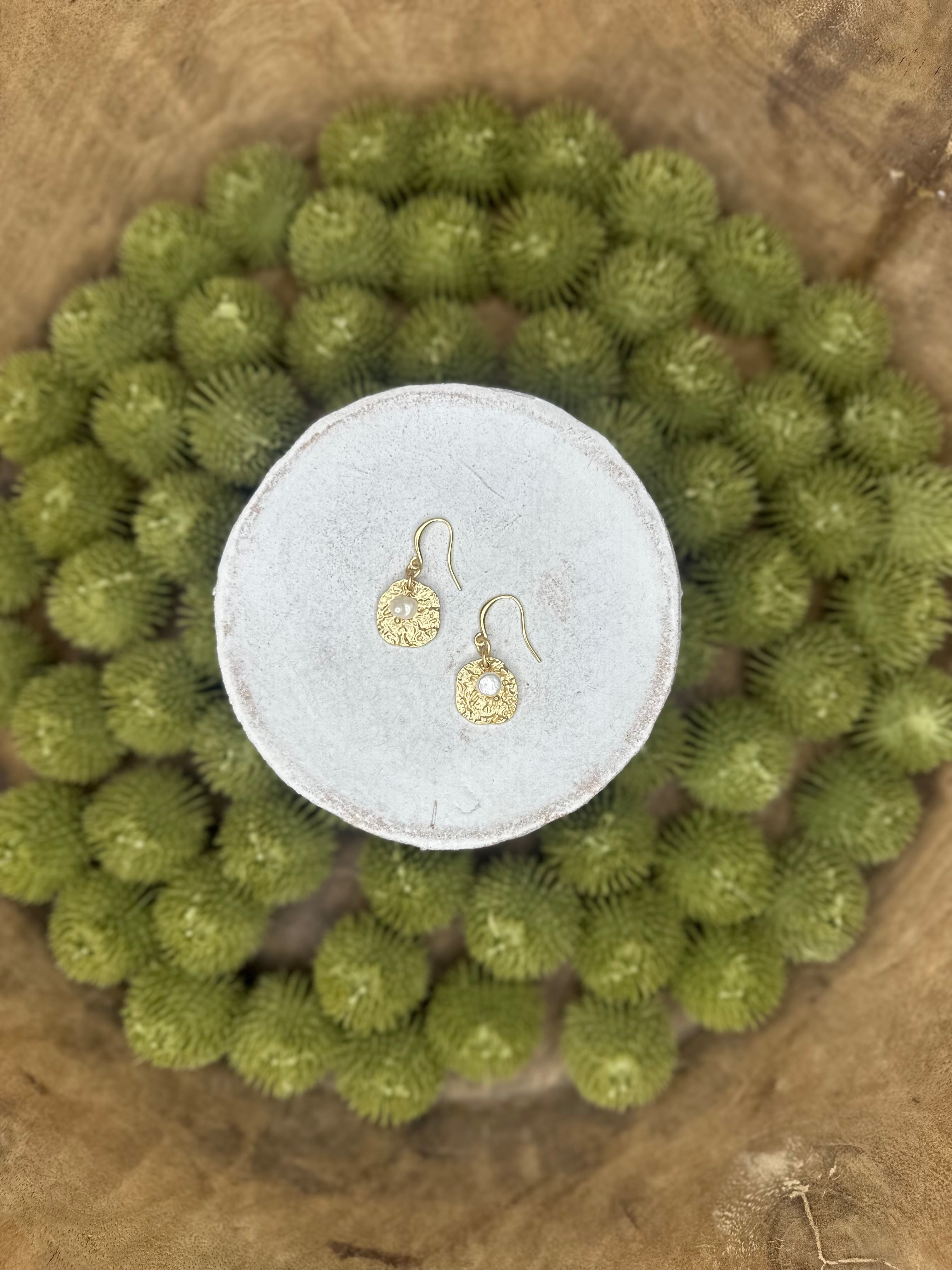 Textured round earrings with real pearl