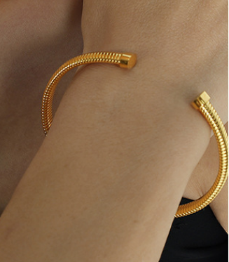 C-Shaped ridged bangle - Gold