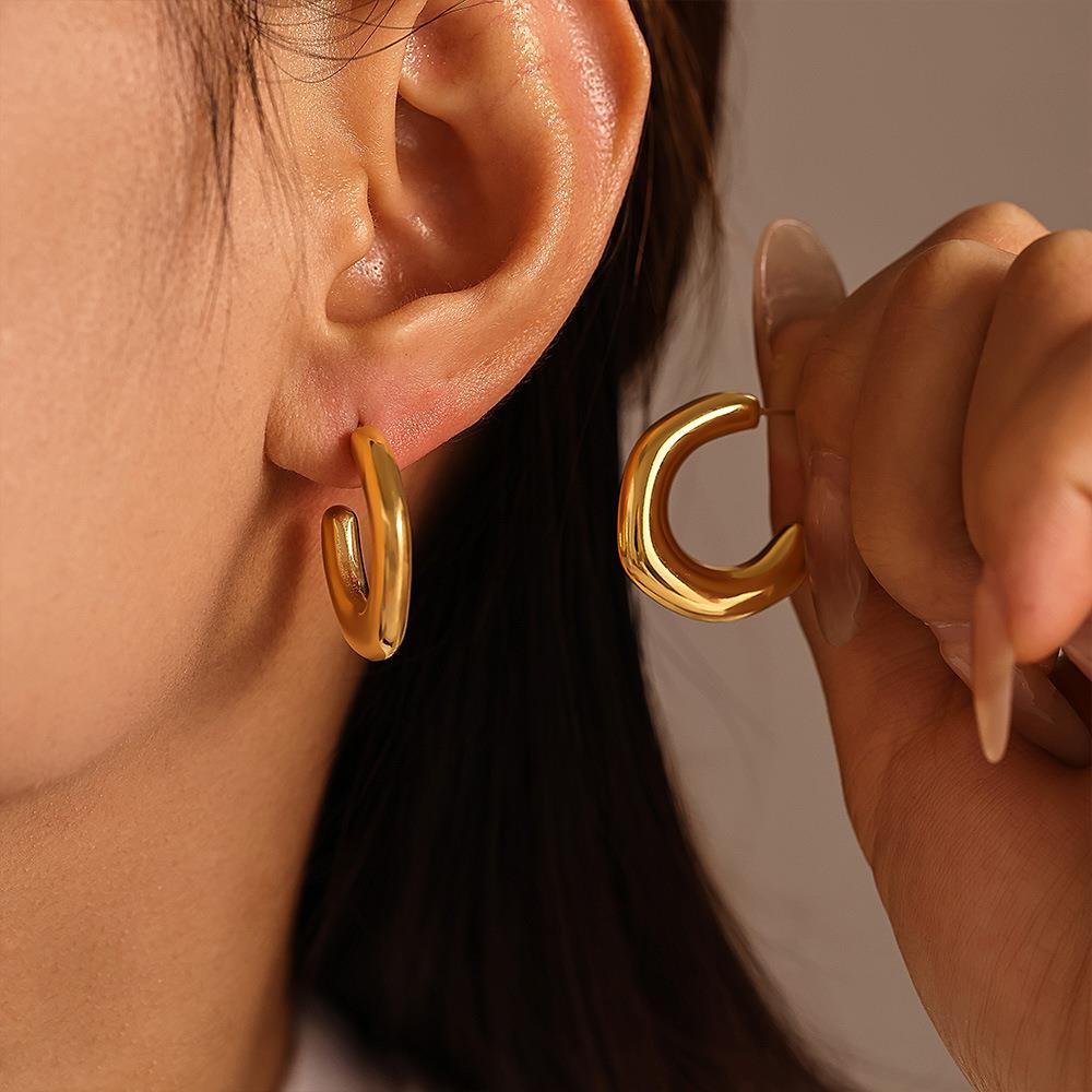 Misshape flat C-shaped curve earring