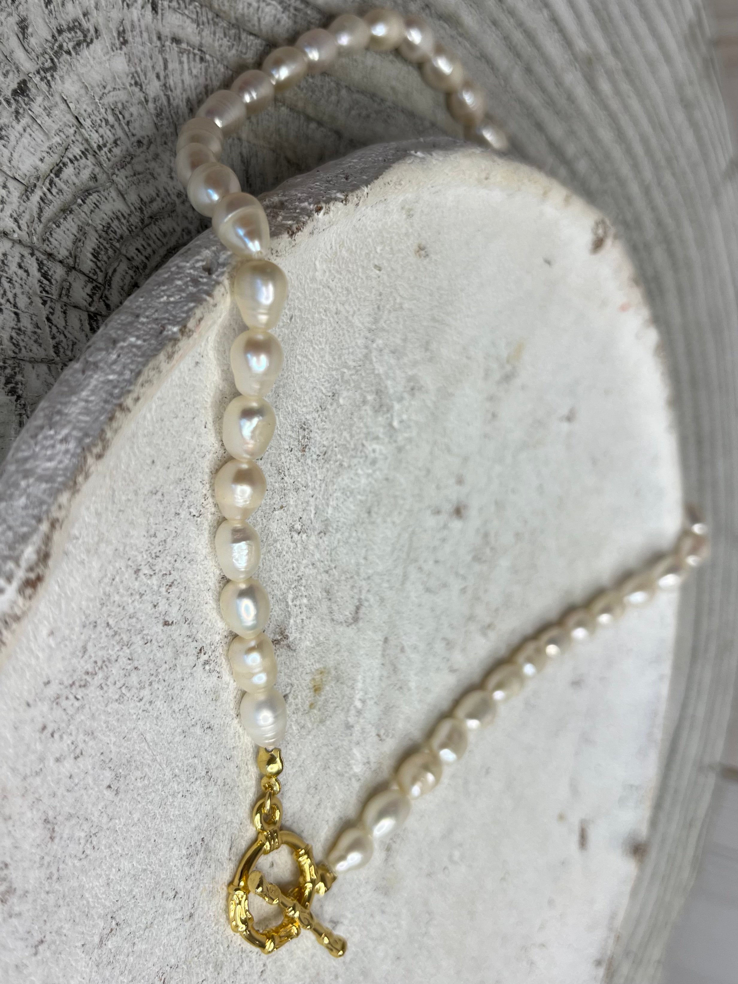 Freshwater Pearl T-Bar Choker in Gold