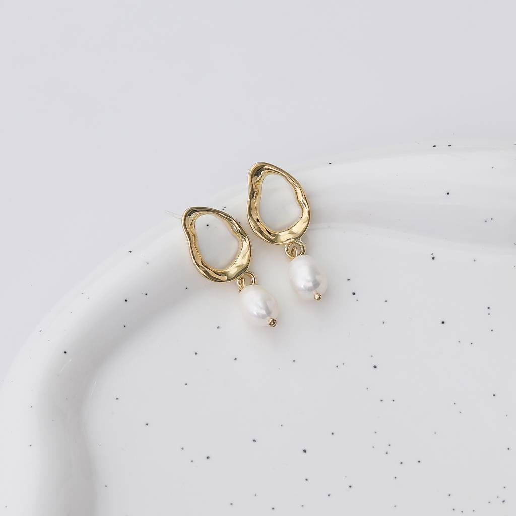 Misshape earring with freshwater pearl drop