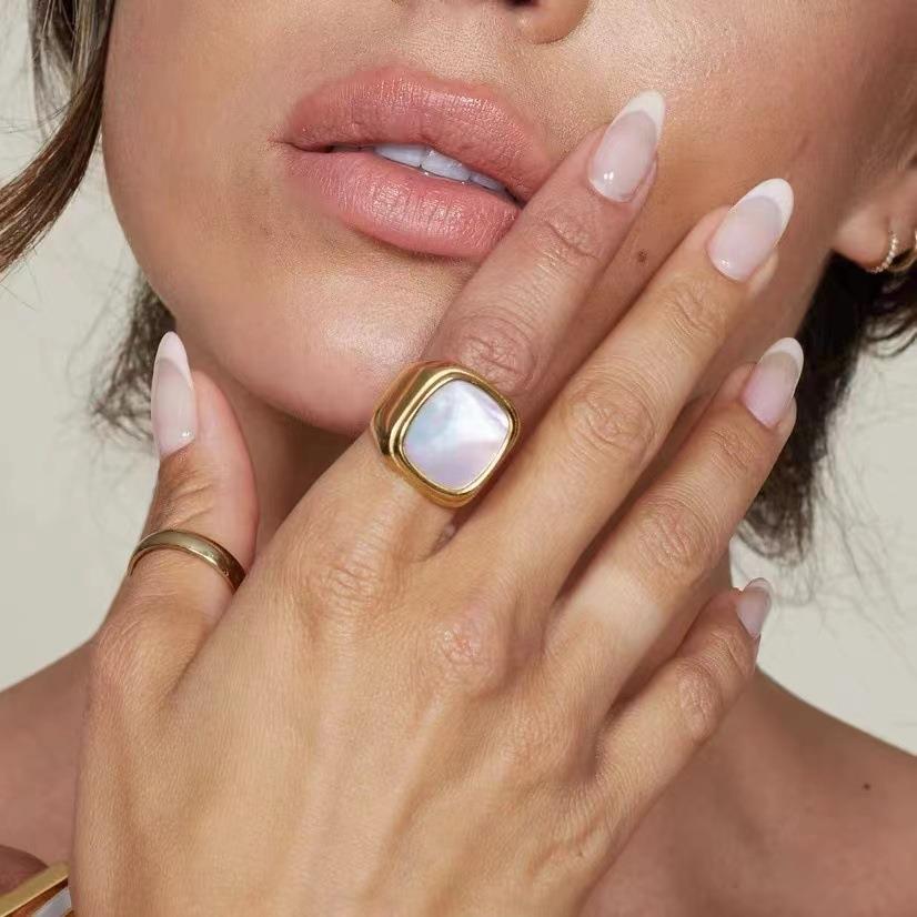 Pearl Squared Shell Ring: Gold