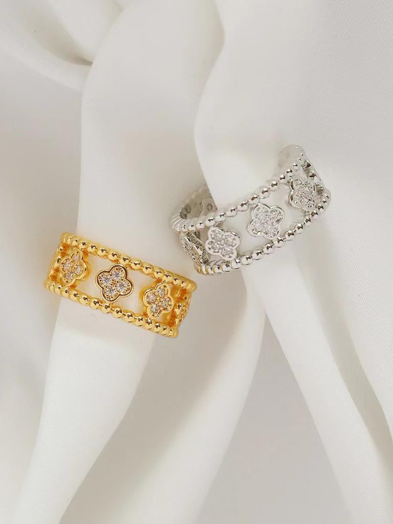 Multi Clover Cut-Out Band Ring in Gold