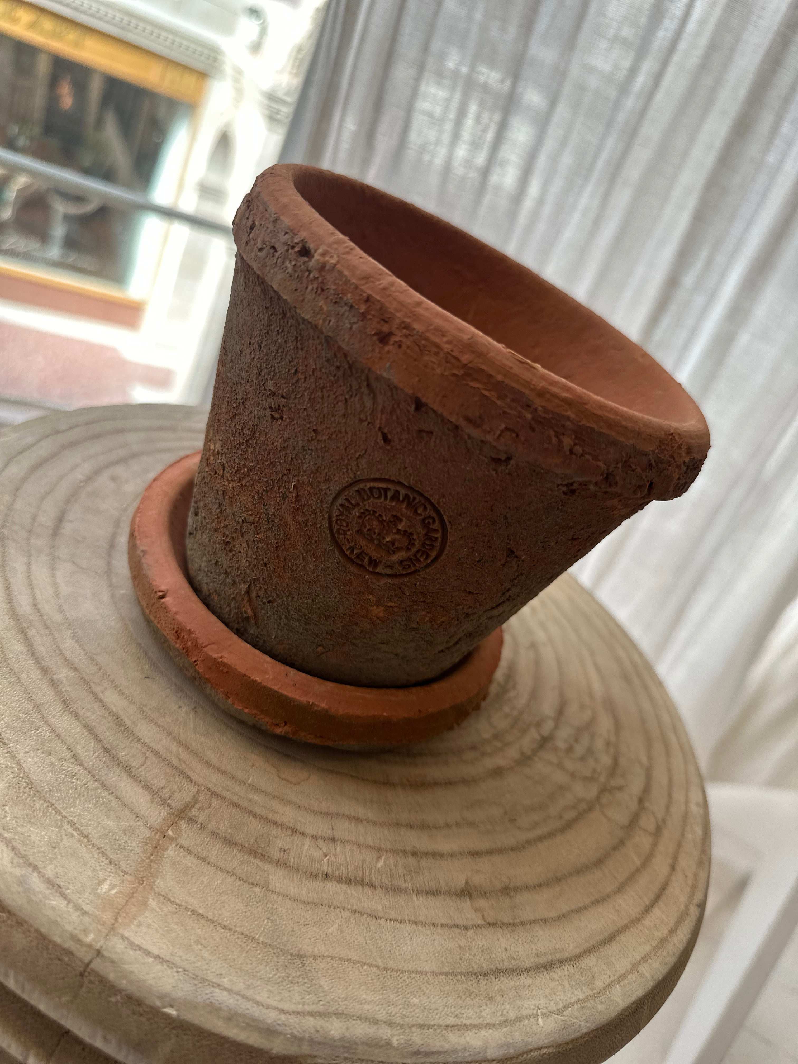 Kew Terracotta pot medium