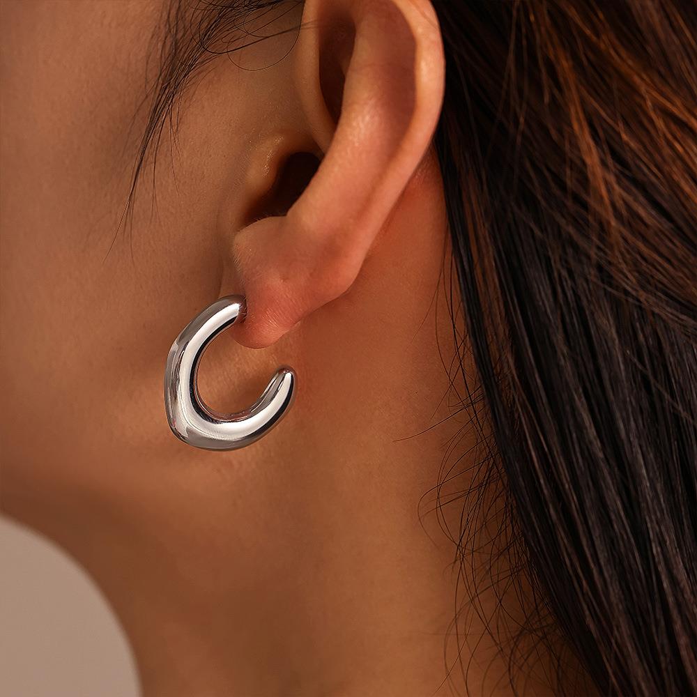 Misshape flat C-shaped curve earring