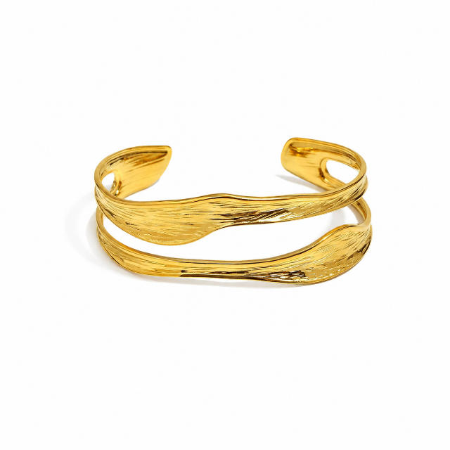 Twisted wave bangle