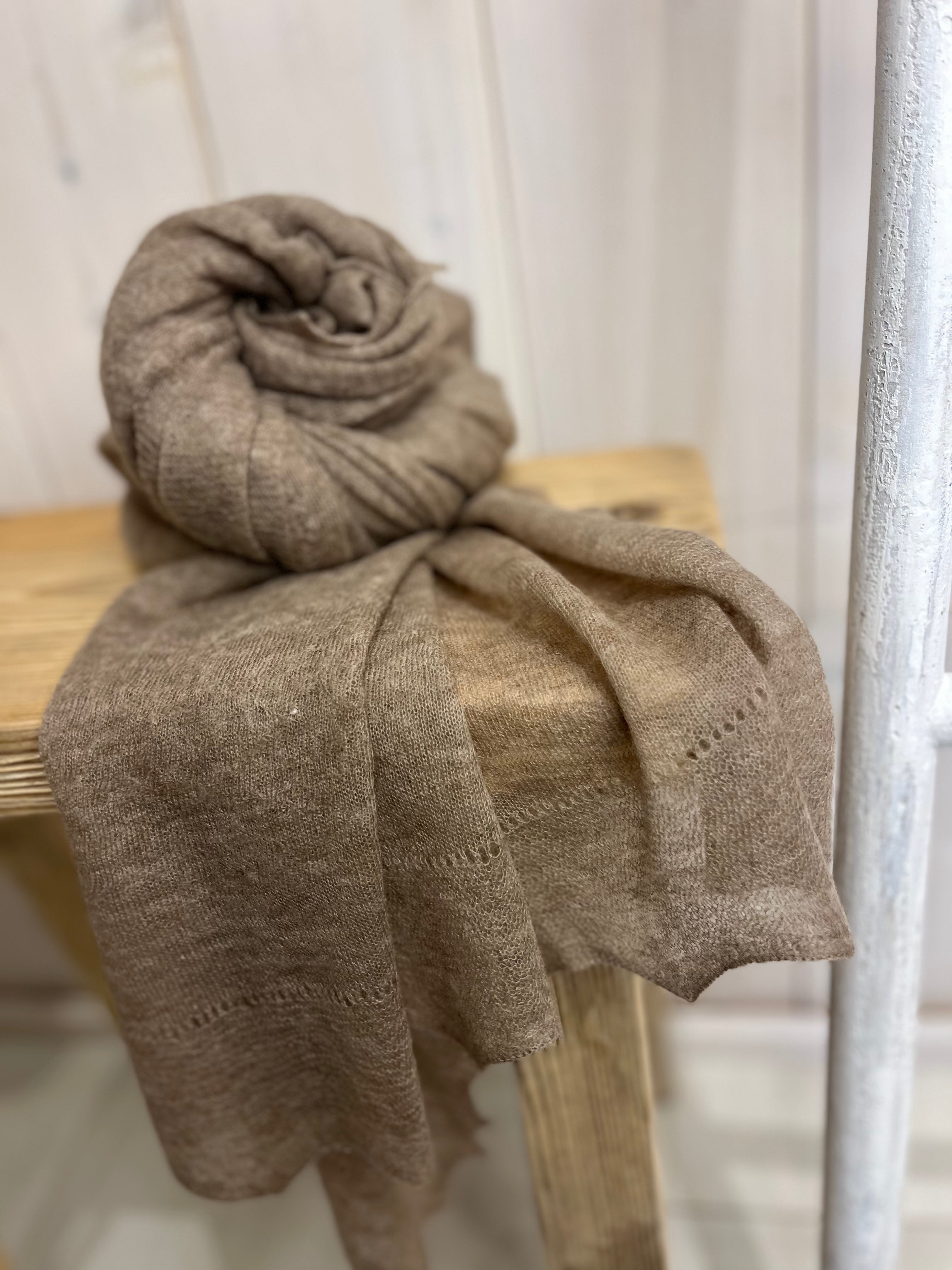 Luxury Cashmere Scarf: Mocha Scolloped Edge