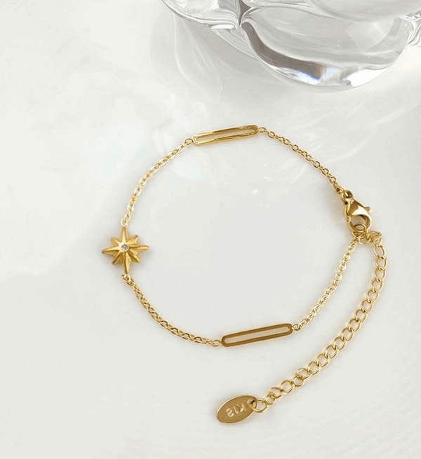 Star pendant bracelet with rectangular link chain in gold
