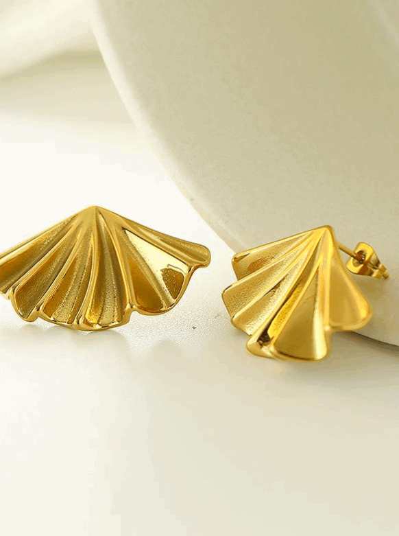 Concertina earring in gold