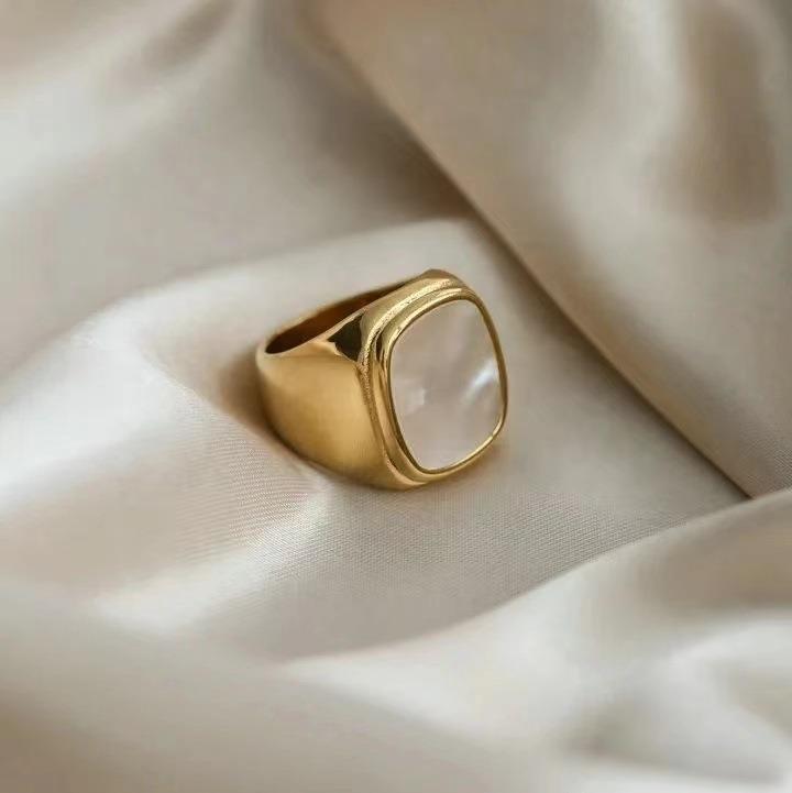Pearl Squared Shell Ring: Gold